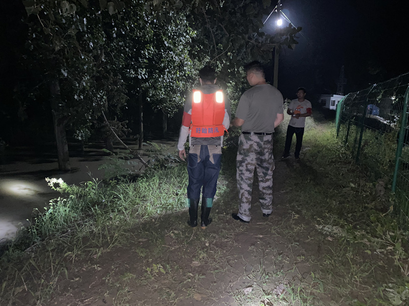 1596765334649343.jpg 突擊隊(duì)員輪班巡查大堤_副本.jpg